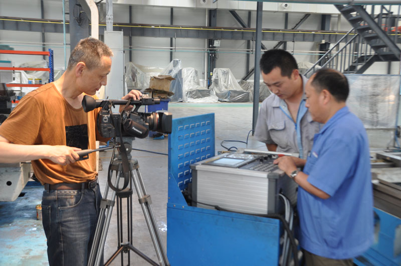 甘肅衛(wèi)視記者來星火機(jī)床公司采訪拍攝 甘肅衛(wèi)視記者來星火機(jī)床公司采訪拍攝