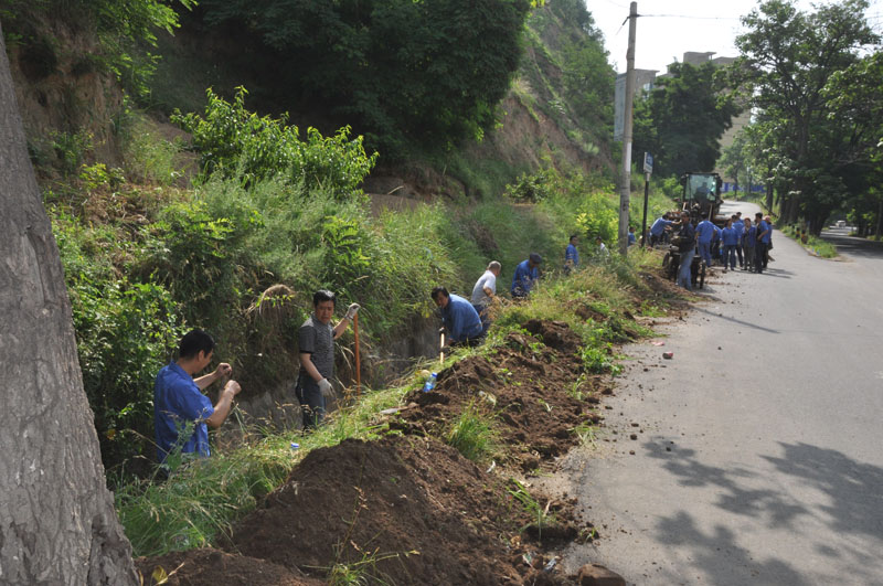 眾人挖溝清淤 確保汛期安全 眾人挖溝清淤 確保汛期安全