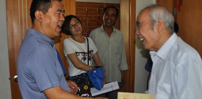 市企工委領(lǐng)導(dǎo)慰問星火公司困難黨員 市企工委領(lǐng)導(dǎo)慰問星火公司困難黨員