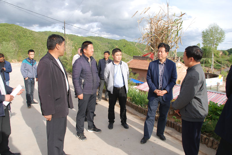 市政協(xié)主席張明泰調(diào)研清水縣扶貧攻堅(jiān)進(jìn)展，星火機(jī)床公司匯報(bào)為幫扶村所做的具體工作