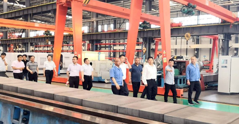 中國(guó)中車集團(tuán)領(lǐng)導(dǎo)一行來星火機(jī)床公司參觀考察