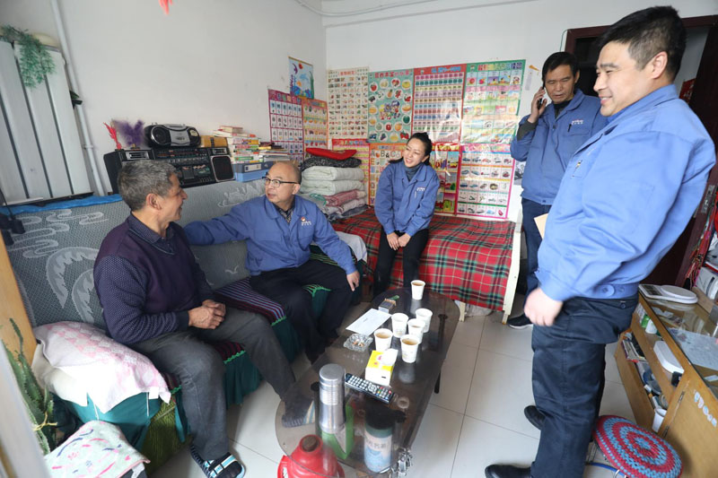 星火機(jī)床公司開展春節(jié)“送溫暖”慰問活動 星火機(jī)床公司開展春節(jié)“送溫暖”慰問活動