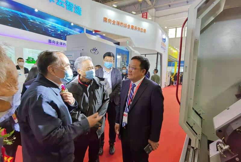 中國工程院院士周濟(jì)盧秉恒蒞臨星火機(jī)床公司展臺參觀 中國工程院院士周濟(jì)盧秉恒蒞臨星火機(jī)床公司展臺參觀