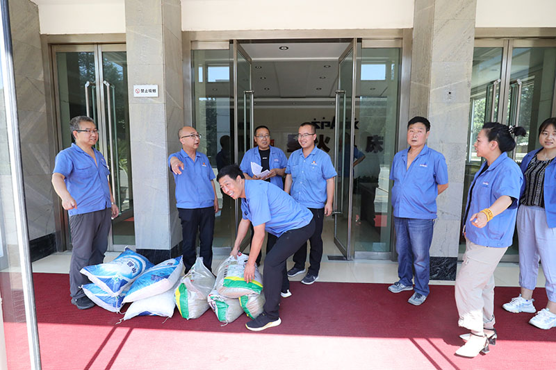 關(guān)愛(ài)職工夏送清涼 關(guān)愛(ài)職工夏送清涼