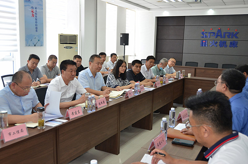 張棟梁副市長(zhǎng)調(diào)研星火機(jī)床公司生產(chǎn)經(jīng)營(yíng)和項(xiàng)目建設(shè)工作