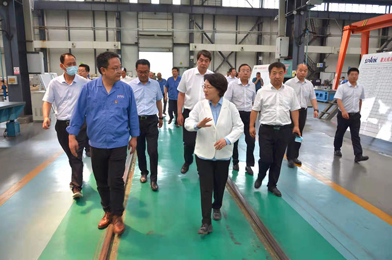 天水市委書記張永霞在星火機(jī)床公司調(diào)研 天水市委書記張永霞在星火機(jī)床公司調(diào)研