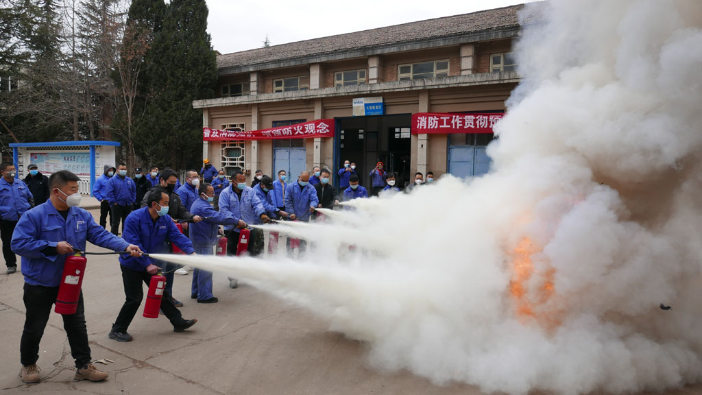 星火機(jī)床公司開展冬季消防演練活動 星火機(jī)床公司開展冬季消防演練活動