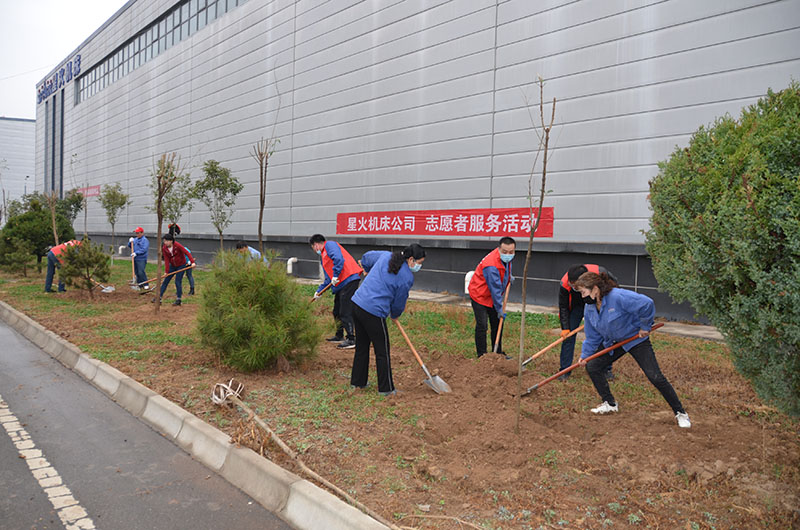 星火機床公司黨員干部職工積極開展“3.12”義務(wù)植樹活動 星火機床公司黨員干部職工積極開展“3.12”義務(wù)植樹活動