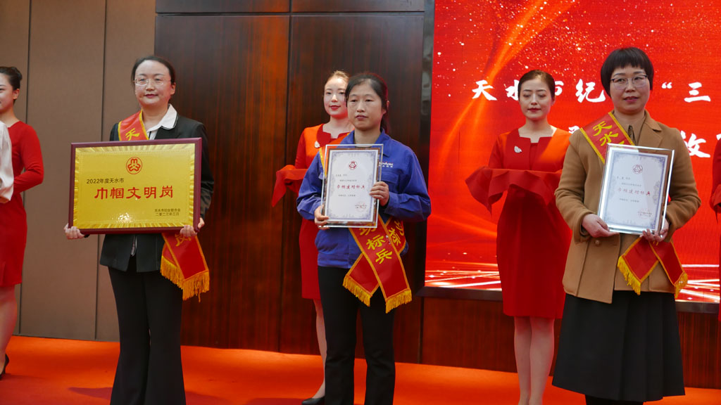 星火機(jī)床公司女工呂菊花榮獲天水市“巾幗建功標(biāo)兵”榮譽(yù)稱號 星火機(jī)床公司女工呂菊花榮獲天水市“巾幗建功標(biāo)兵”榮譽(yù)稱號