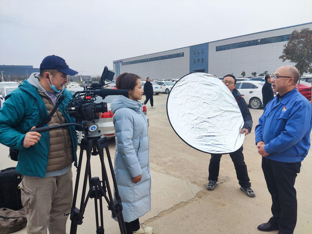 央視攝制組來星火機(jī)床公司拍攝紀(jì)錄片 央視攝制組來星火機(jī)床公司拍攝紀(jì)錄片