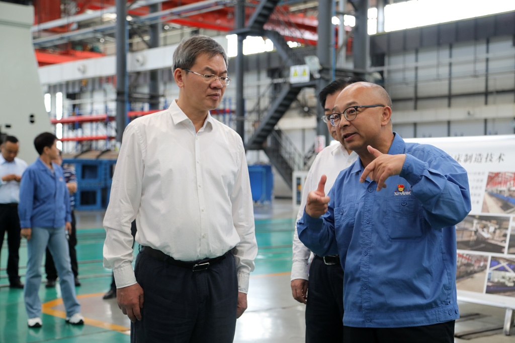 甘肅省政協(xié)主席莊國泰來星火機床公司調(diào)研