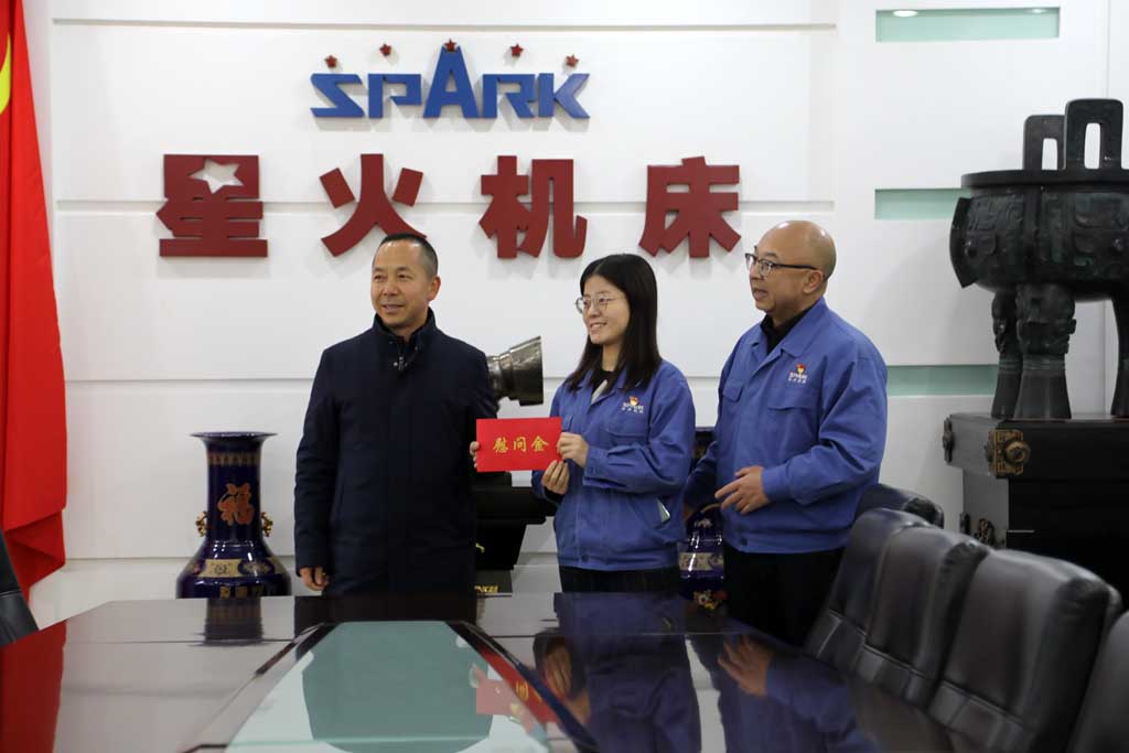 新春慰問送關(guān)懷，歲寒情深暖人心，市國(guó)資委領(lǐng)導(dǎo)慰問星火機(jī)床公司困難黨員