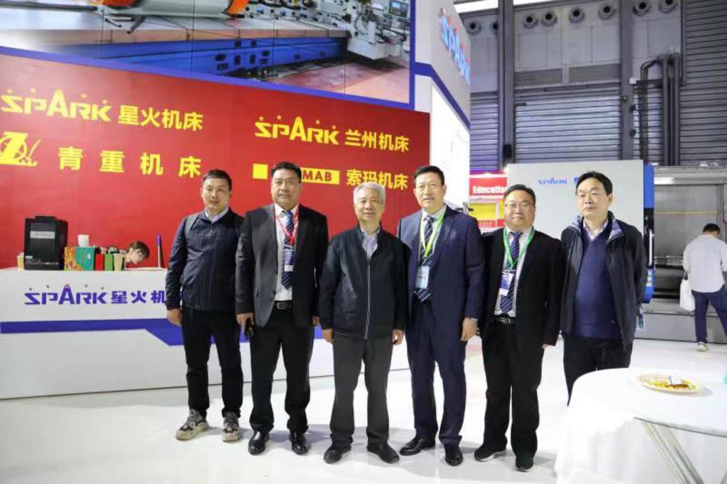 梅雪松教授蒞臨星火機床公司展臺參觀