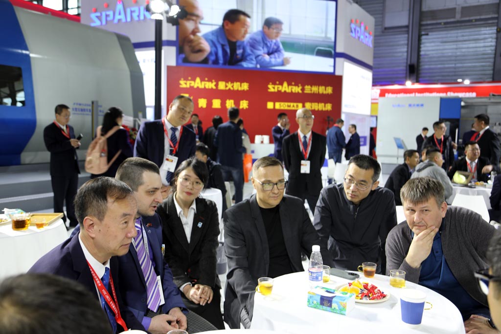 展會第二天多位領(lǐng)導和客商來星火展位參觀