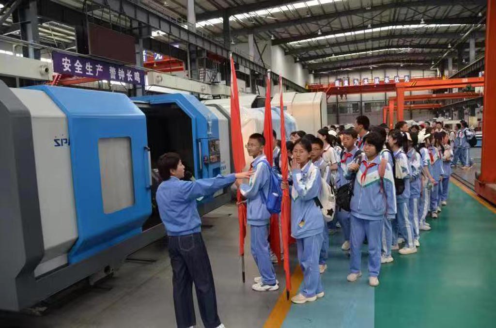 天水一中麥積分校學(xué)生來(lái)星火公司參觀 天水一中麥積分校學(xué)生來(lái)星火公司參觀