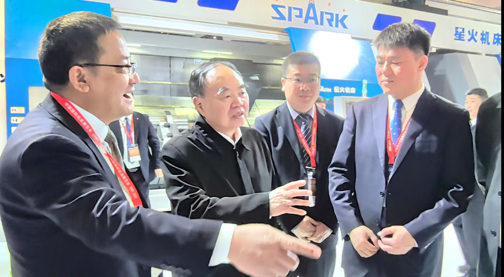 周濟(jì)院士蒞臨星火數(shù)控展位參觀指導(dǎo)