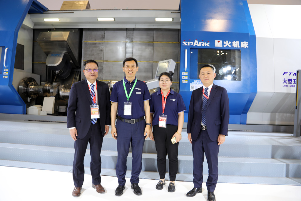 展會(huì)第四天 星火數(shù)控展位迎多位領(lǐng)導(dǎo)專(zhuān)家參觀交流