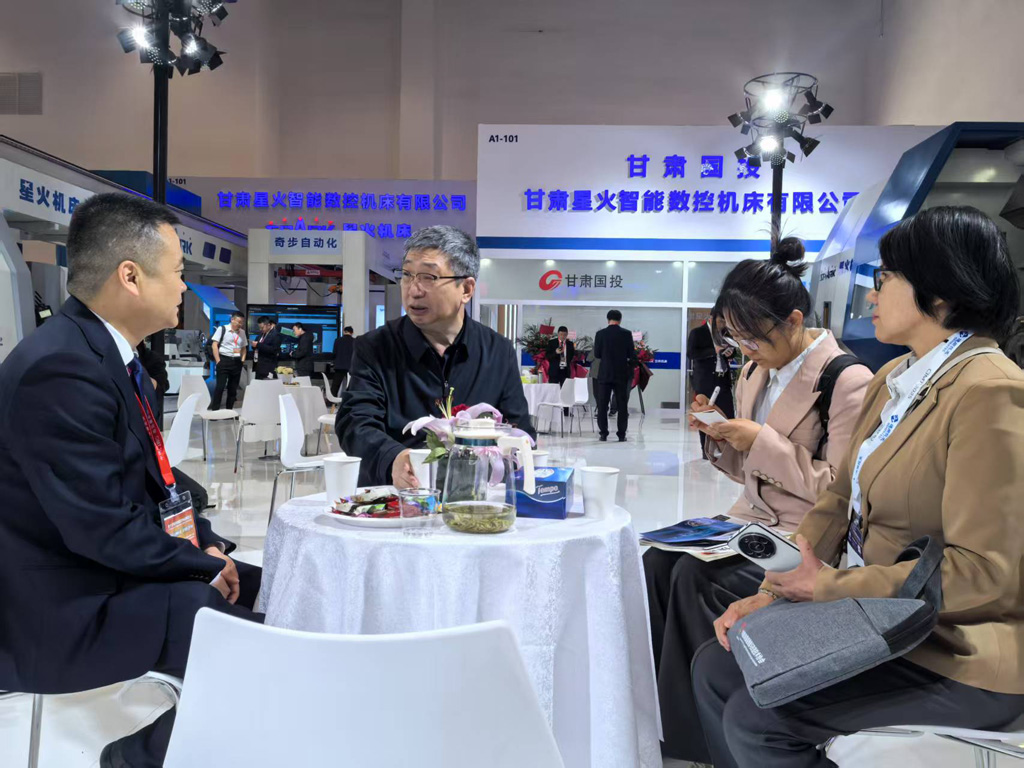 展會(huì)第五日 多位領(lǐng)導(dǎo)專(zhuān)家到星火數(shù)控展臺(tái)參觀交流